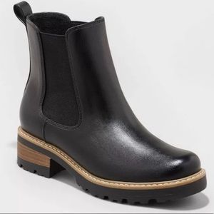 Universal thread Chelsea boots